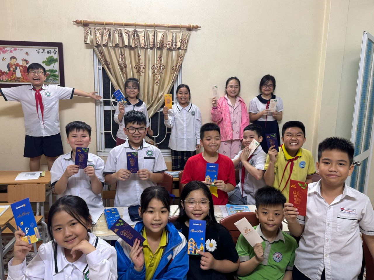 Học sinh Ruby Bright Academy chụp cùng cô Ngọc