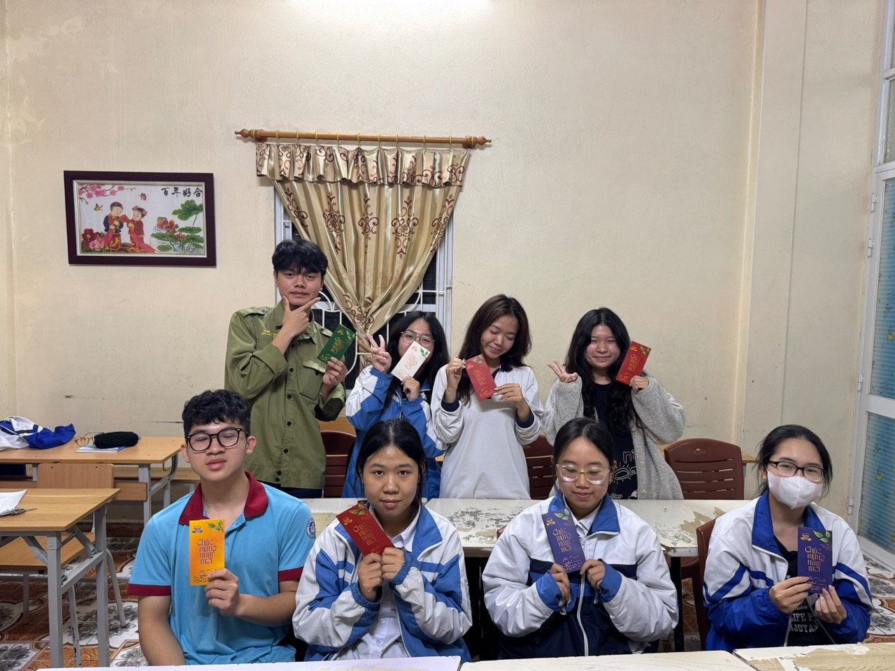 Học sinh vui vẻ trong lớp học