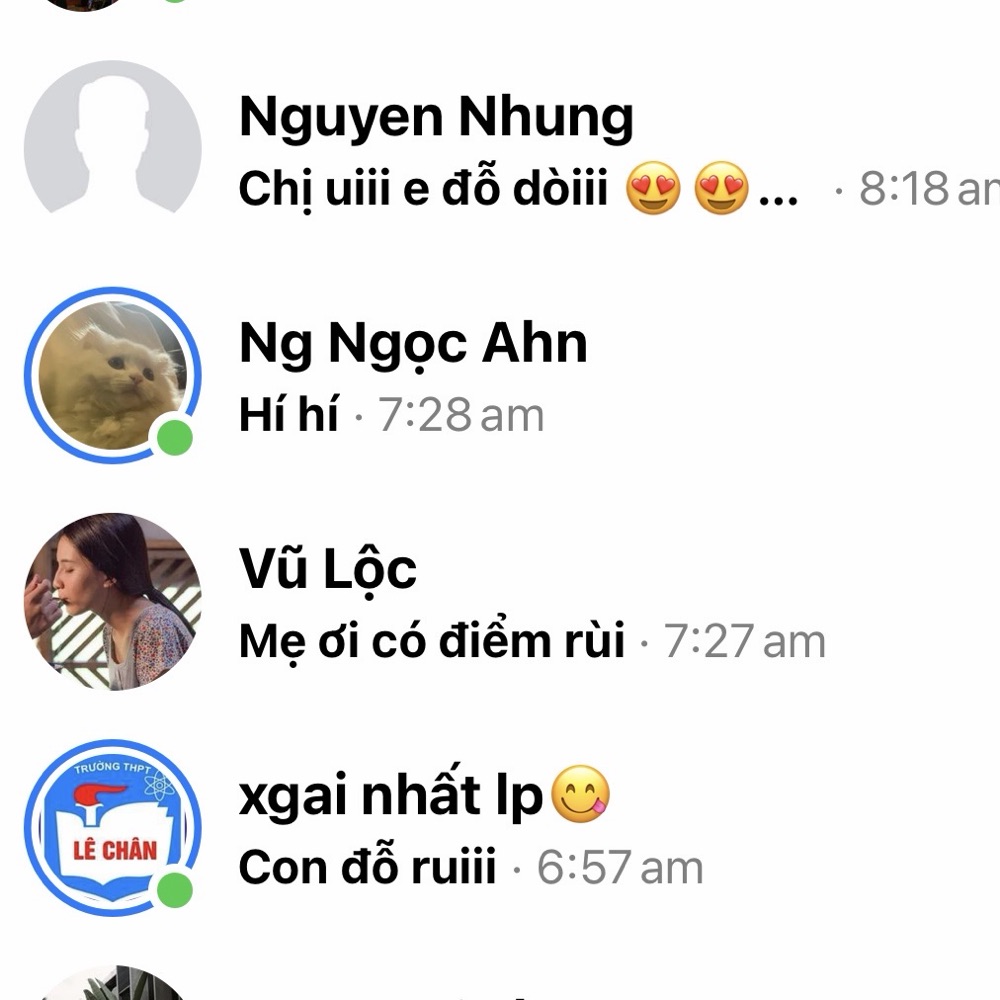 Học sinh và phụ huynh nhắn tin báo đỗ